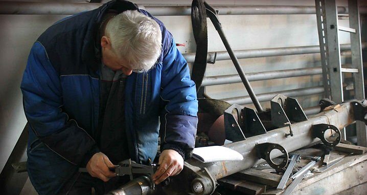 Замена балки задней оси автомобиля свиновоза