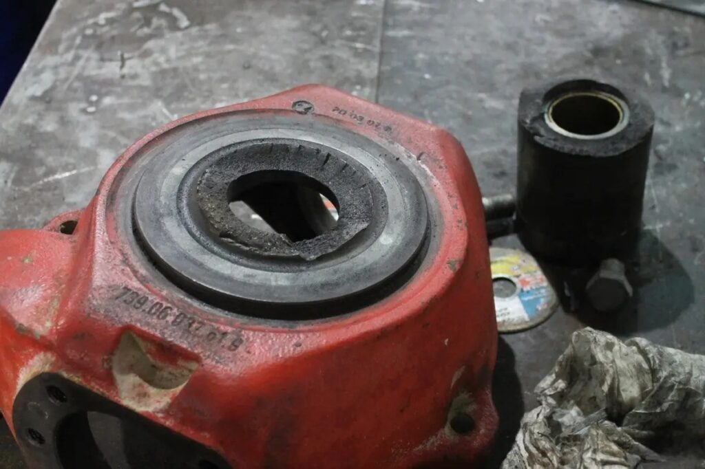 Восстановление поворотного кулака автопогрузчика Manitou