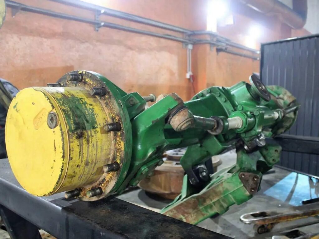 Ремонт креплений переднего моста трактора John Deere 6920 SE