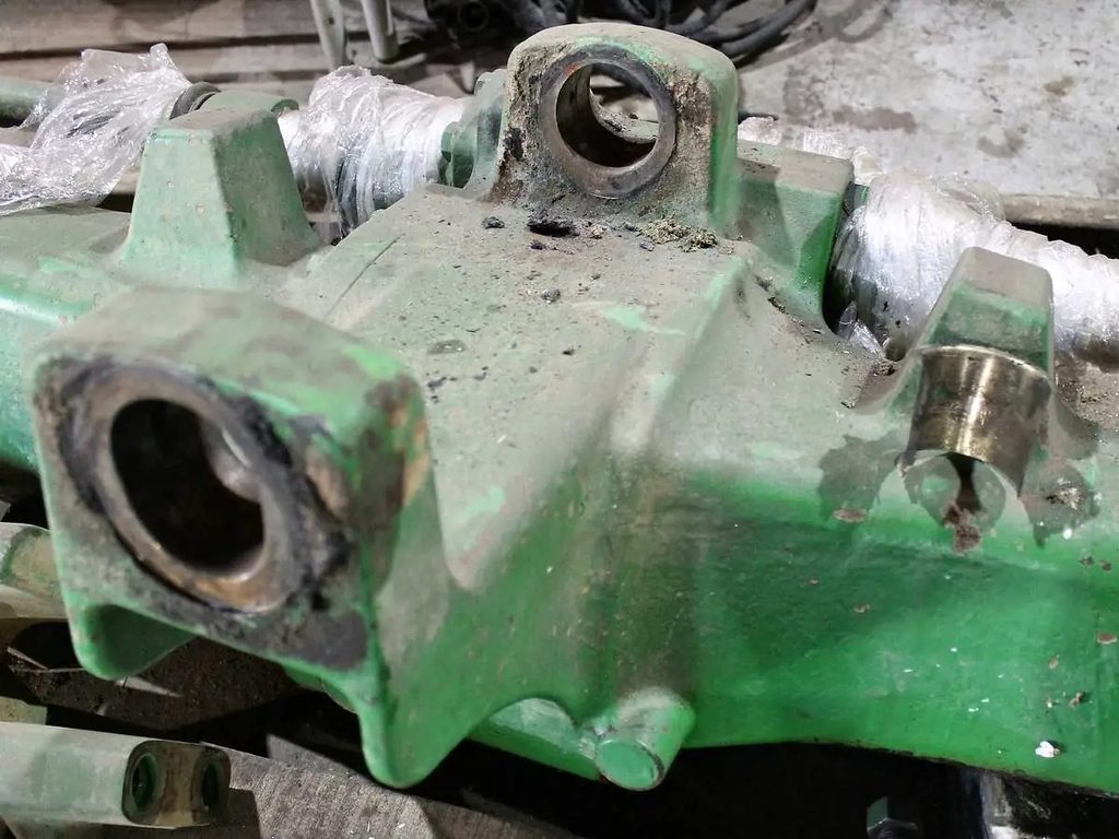 Ремонт креплений переднего моста трактора John Deere 6920 SE