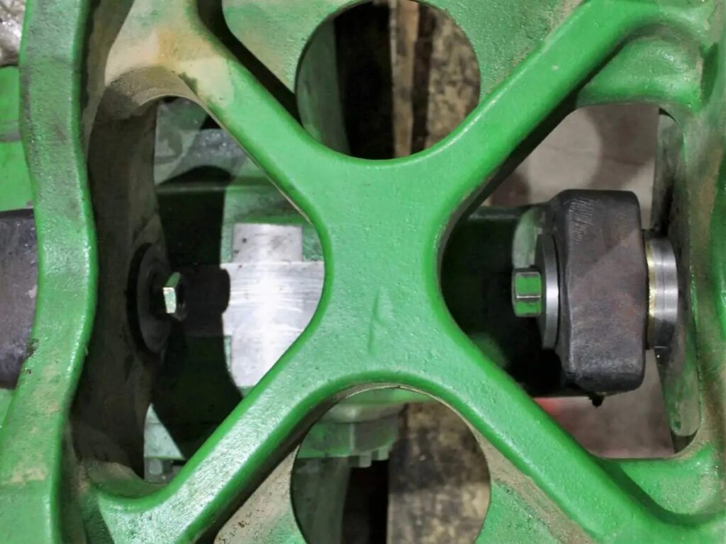 Ремонт креплений переднего моста трактора John Deere 6920 SE