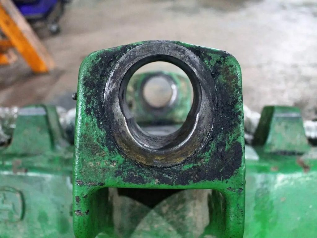 Ремонт креплений переднего моста трактора John Deere 6920 SE