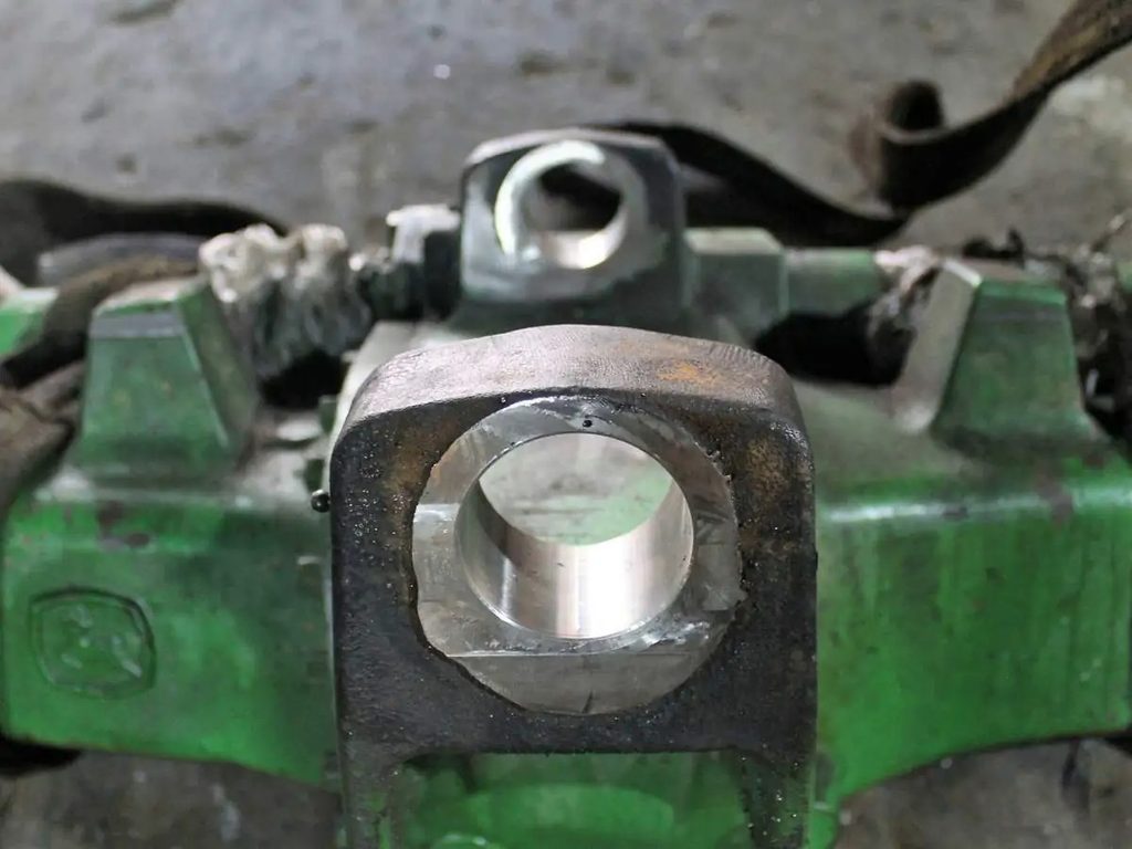 Ремонт креплений переднего моста трактора John Deere 6920 SE