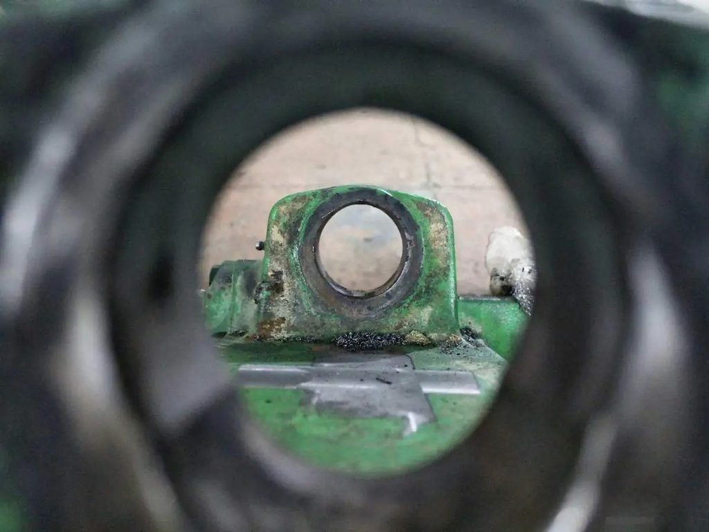 Ремонт креплений переднего моста трактора John Deere 6920 SE