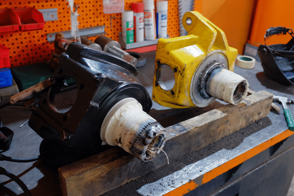 Ремонт поворотных кулаков HITACHI ZX 160