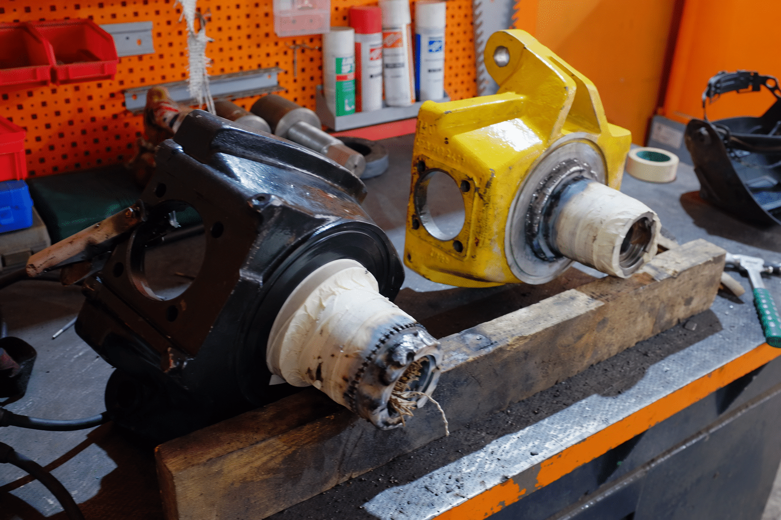 Ремонт поворотных кулаков HITACHI ZX 160