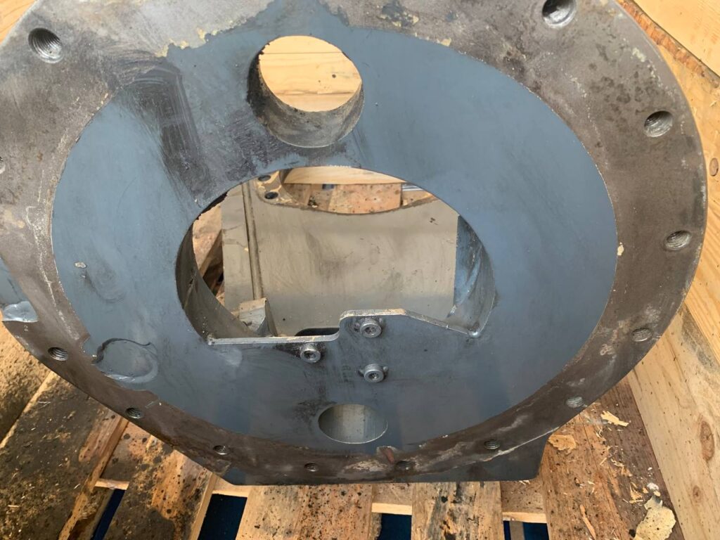Замена цапфы на поворотном рычаге погрузчика Combilift